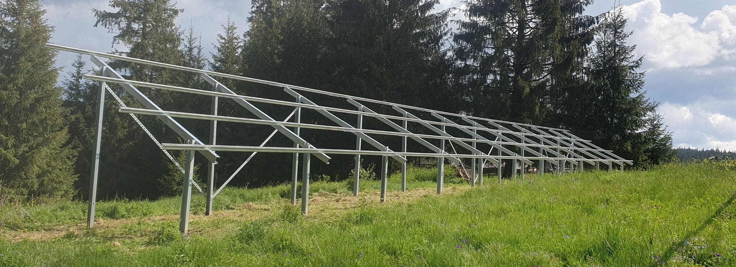 Câmp de structuri fotovoltaice Rometale montate la sol, înainte de instalarea panourilor