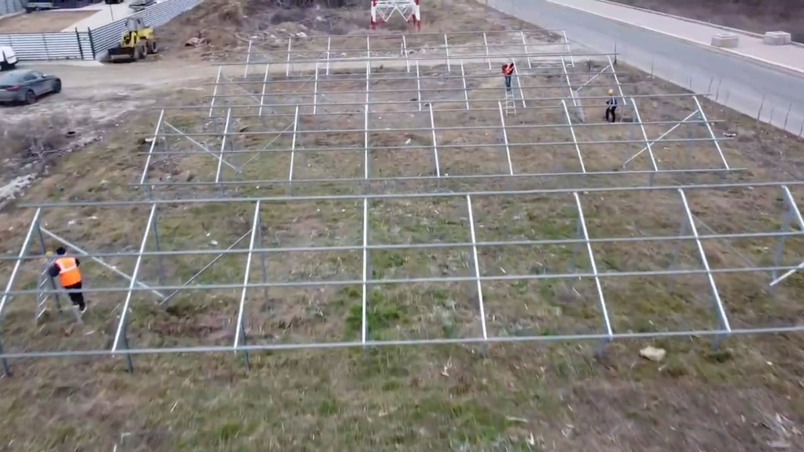 Echipa Rometale montând structuri la sol