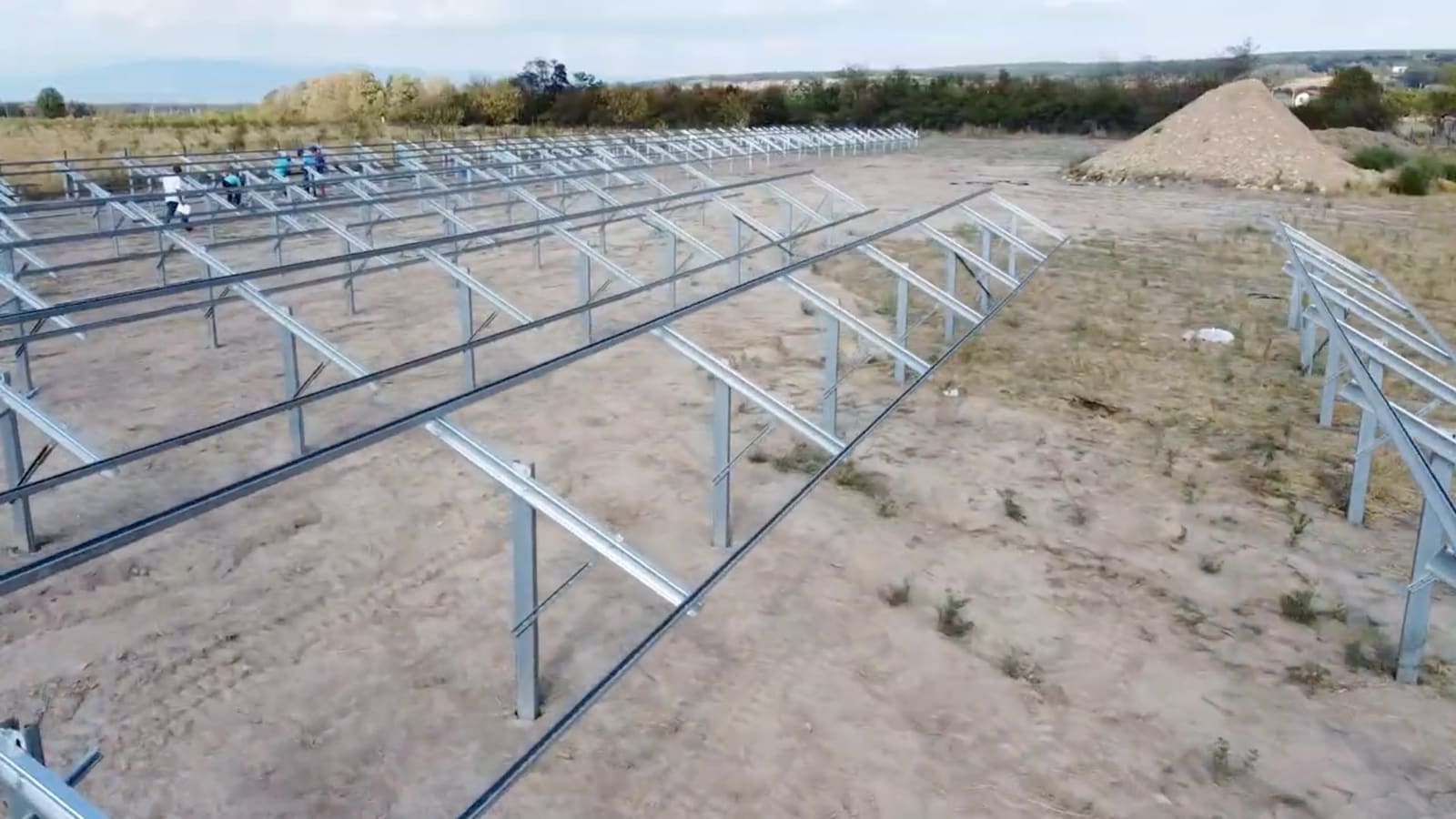 Structură fotovoltaică la sol Rometale, înainte de montarea panourilor